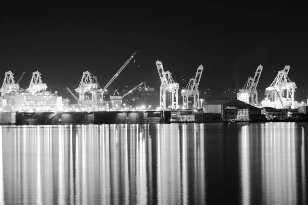 commercial dock along the puget sound at night in black and white - seattle night skyline architecture and buildings imagens e fotografias de stock