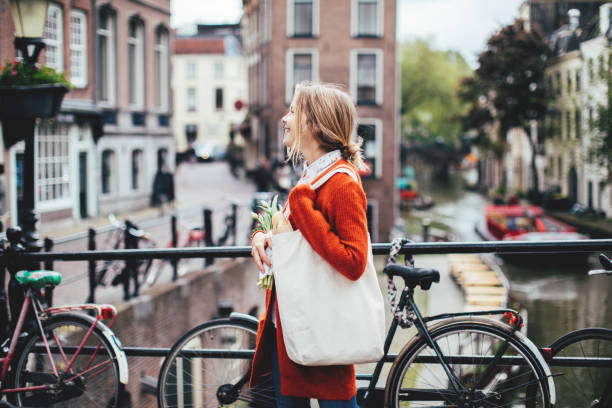 mujer holandesa con tulipanes - amsterdam canal netherlands dutch culture fotografías e imágenes de stock
