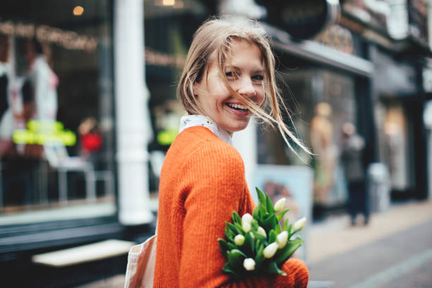 dutch woman with tulips in utrecht - urban scene people activity city life imagens e fotografias de stock