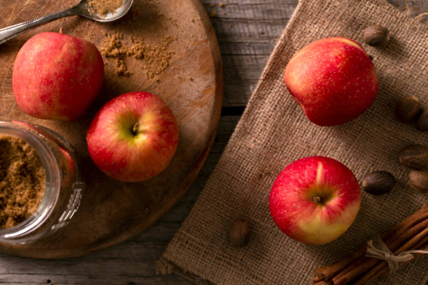 ингредиенты осенних яблок и яблочного пирога - apple pie apple baked cinnamon стоковые фото и изображения