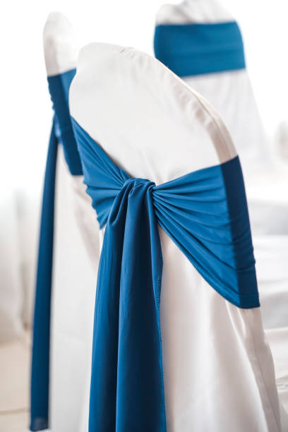 silla de proa azul, decoración de la boda - table wedding flower bow fotografías e imágenes de stock