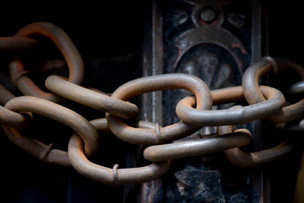rusty iron chain on closed vintage gate - lock door horror gate imagens e fotografias de stock