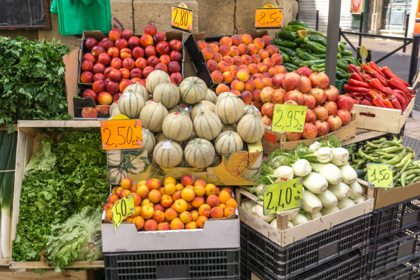 bancarella di strada con frutta e verdura - nectarine peach red market foto e immagini stock