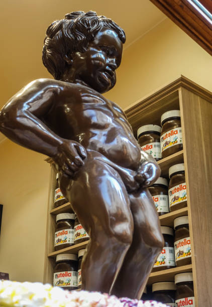 close up da estátua de manneken pis do chocolate, bruxelas bélgica. - nutella - fotografias e filmes do acervo