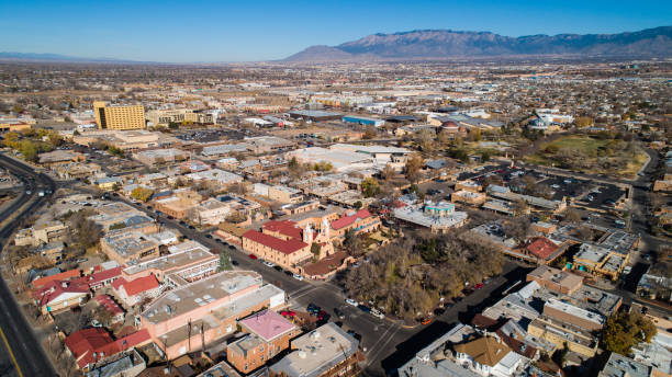 San Felipe de Neri Church - the oldest Catholic church in Albuquerque, New Mexico, USA. iglesia de san felipe de neri - la iglesia católica más antigua de albuquerque, y el casco antiguo de albuquerque con los distritos residenciales circundantes. nuevo méxico, estados unidos, en el soleado día de invierno. vista aérea panorámica.