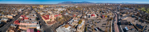 chiesa di san felipe de neri - la più antica chiesa cattolica di albuquerque e la storica città vecchia di albuquerque con quartieri residenziali circostanti. nuovo messico, usa, nella soleggiata giornata invernale. vista aerea panoramica - panorama cuci - albuquerque catholicism church new mexico foto e immagini stock