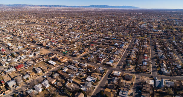 quartier résidentiel d'albuquerque, nouveau-mexique, par une journée ensoleillée à la fin de novembre. panorama cousu haute résolution. - aerial view albuquerque new mexico usa photos et images de collection