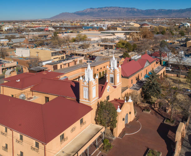 iglesia de san felipe de neri - la iglesia católica más antigua de albuquerque, nuevo méxico, ee. uu., en el soleado día de invierno. imagen de dron aéreo. - albuquerque catholicism church new mexico fotografías e imágenes de stock