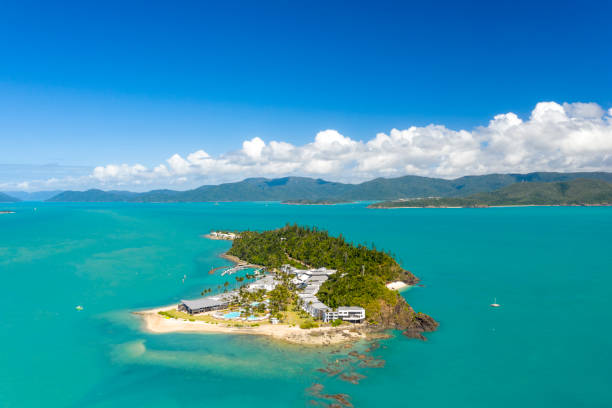 daydream island resort è stato recentemente riaperto dopo aver subito danni da un ciclone. il resort è di proprietà del china capital investment group. - cyclone foto e immagini stock