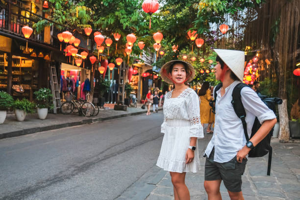 couples de voyage aux rues de hoi an, vietnam - hoi an photos et images de collection