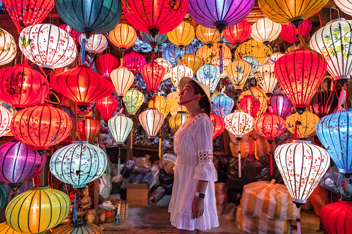 Mujer de viaje eligiendo linternas en Hoi An, Vietnam photo