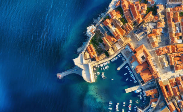 dudrovnik, kroatien. luftaufnahme der altstadt. urlaub und abenteuer. stadt und meer. top-ansicht von drohne auf der alten burg und azurblaues meer. reisen - bild - stone water sea mediterranean sea stock-fotos und bilder