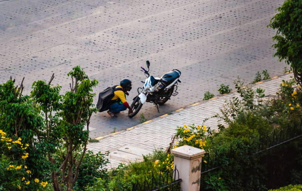 オートバイの故障の後、高速道路で立ち往生した男。 - single lane road footpath flower formal garden ストックフォトと画像