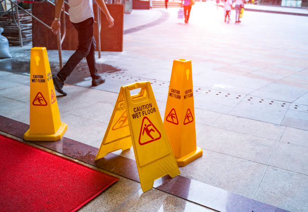 precaución piso mojado - slippery fotografías e imágenes de stock