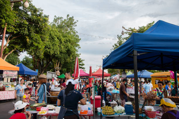 nan, thailand - 21. juli 2019 nachtmarkt zu fuß straße in nan provinz, nordthailand. - wat phumin stock-fotos und bilder