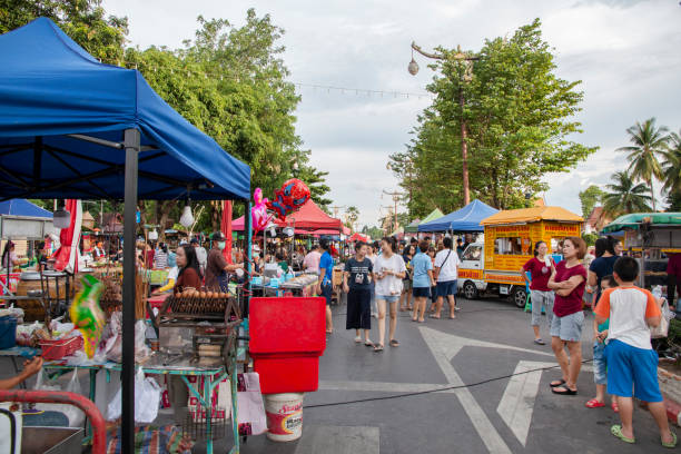 nan, thailand - 21. juli 2019 nachtmarkt zu fuß straße in nan provinz, nordthailand. - wat phumin stock-fotos und bilder