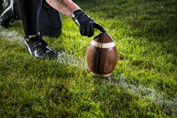 american football kick - chutando bola imagens e fotografias de stock