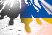 Flagge der Ukraine und Schatten der Menschen, Konzept Bild über Unabhängigkeit, Krieg, Abstimmung und Recht der Menschen im Land