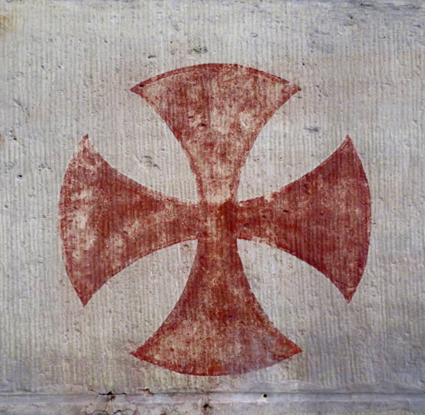 rote ritter templerkreuz an einer wand in einer kirche gemalt, schließen - knights templar stock-fotos und bilder