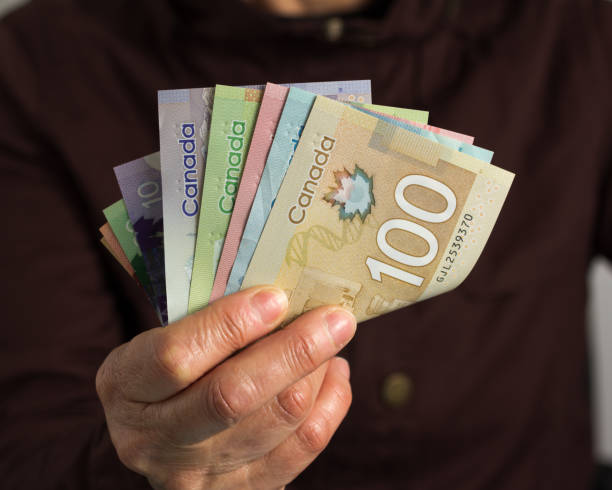 sección media del hombre contando dinero - canadian currency fotografías e imágenes de stock
