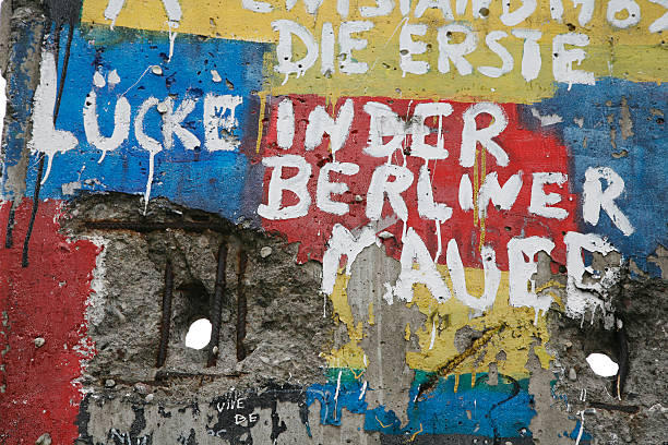 prima di fori nella parete (serie - berlin wall foto e immagini stock