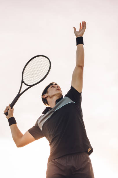 profesjonalny tenisista służący - tennis ball tennis racket tennis vertical zdjęcia i obrazy z banku zdjęć