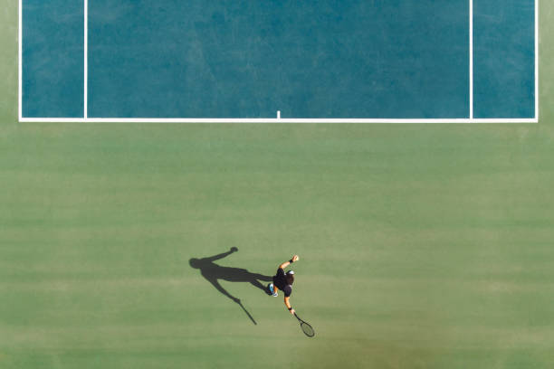 jugador de tenis jugando en pista dura - baseline fotografías e imágenes de stock