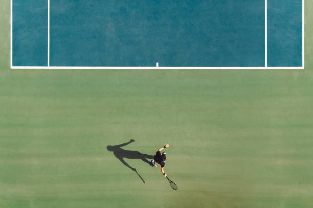 tennis player playing on hard court - tennis court tennis racket forehand imagens e fotografias de stock