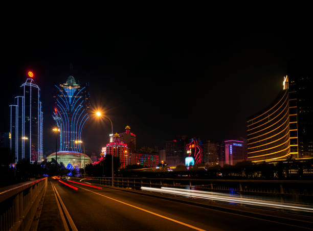 vue urbaine des bâtiments de casino la nuit dans la porcelaine de ville de macau - grand lisboa casino photos et images de collection