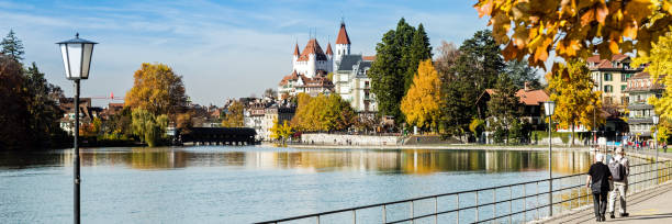 schloss in thun, berner oberland, schweiz, europa - bernese oberland thun oberland panoramic stock-fotos und bilder