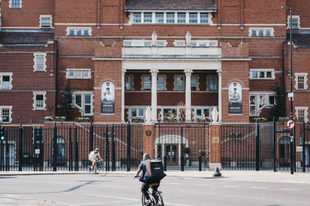 rowerzyści przejeżdżają obok boiska do krykieta kennington oval w kennington w londynie. - surrey county cricket club zdjęcia i obrazy z banku zdjęć