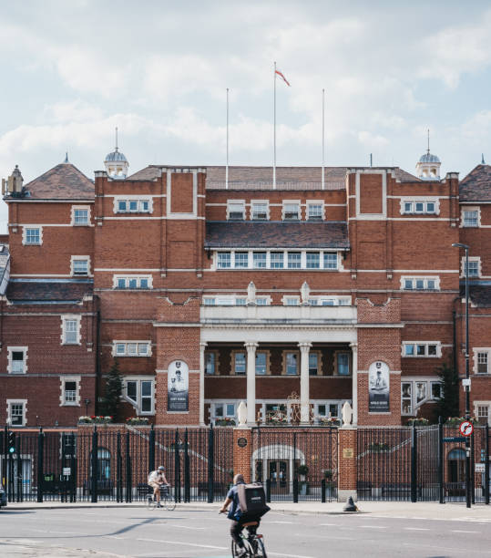 ciclistas que montam a terra de grilo oval de kennington em kennington, londres, reino unido. - oval cricket ground - fotografias e filmes do acervo