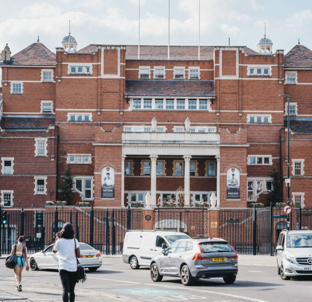 povos e carros fora da terra de kennington ovalcricket em londres, reino unido. - oval cricket ground - fotografias e filmes do acervo