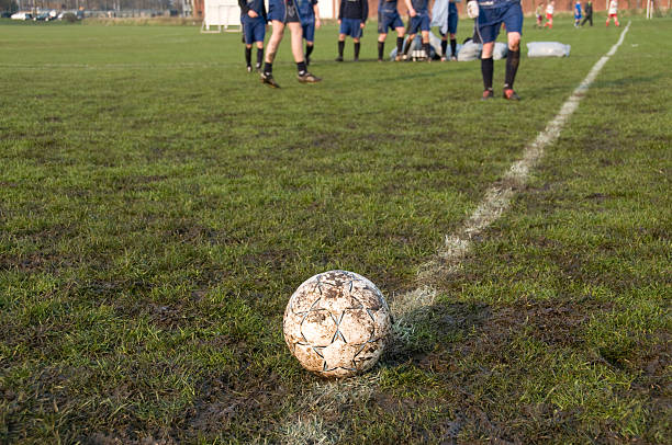 soccerball est prêt pour le coup d'envoi sur un terrain de football américain - mudball photos et images de collection