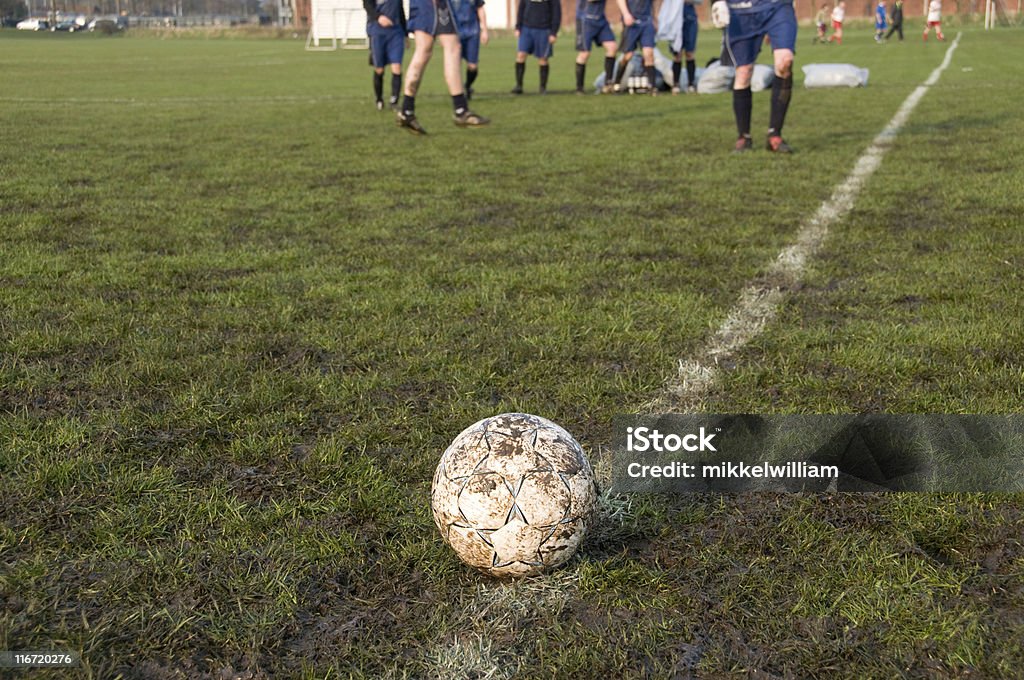 Soccerball 바로 준비 시작 한 미식축구장 - 로열티 프리 진흙 스톡 사진