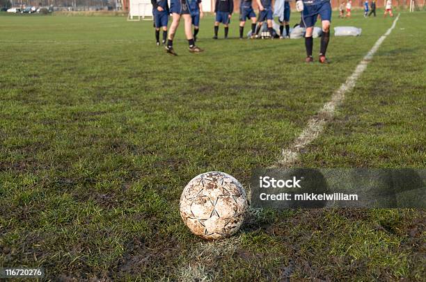 Soccerball 바로 준비 시작 한 미식축구장 진흙에 대한 스톡 사진 및 기타 이미지 - 진흙, 축구, 축구장