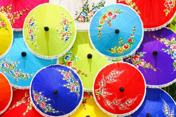 sombrillas de papel de arroz coloridos de chiang mai - selling merchandise craft thailand fotografías e imágenes de stock