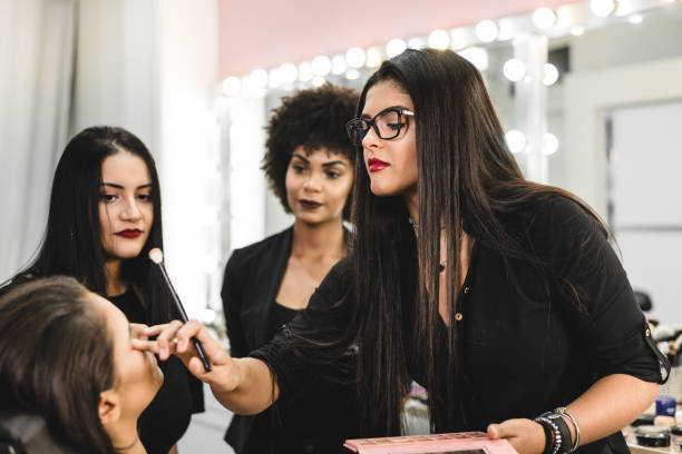 make-up-künstlerin in ihrem atelier während des trainings - owner hair salon beauty spa female stock-fotos und bilder