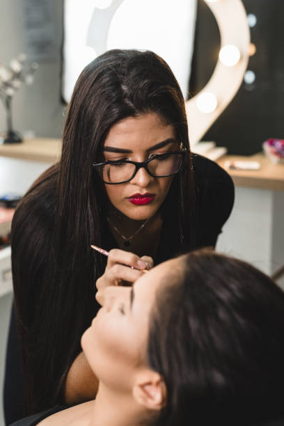 aufmerksamer make-up-künstler bei der arbeit - owner hair salon beauty spa female stock-fotos und bilder