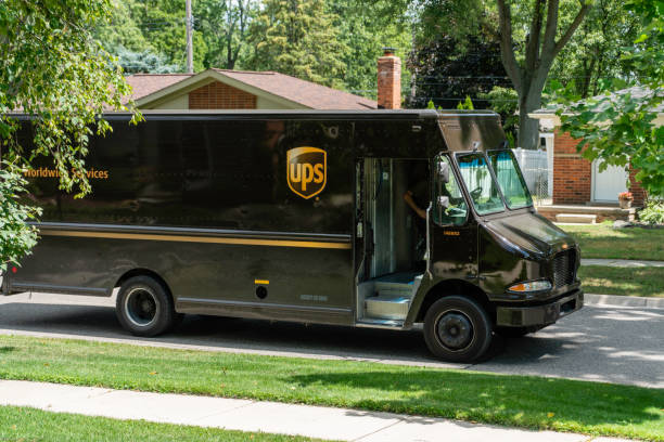 fourgon de livraison ups - united parcel service truck shipping delivering photos et images de collection