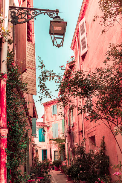французская городская улица - pink city стоковые фото и изображения