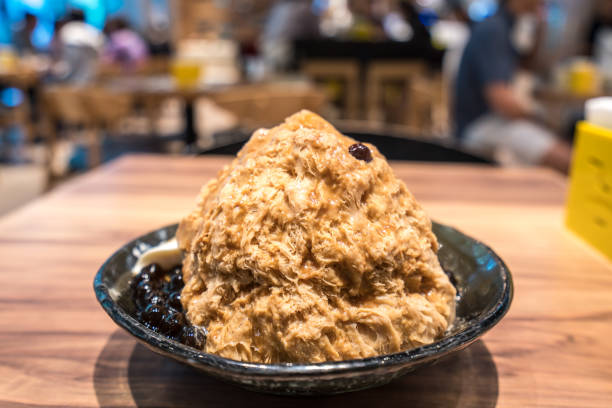 baobing de glace taïwanais traditionnel avec le thé de bulle, nourriture célèbre dans le marché de nuit de taiwan - hokkien photos et images de collection