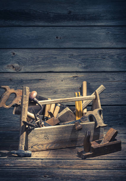 素朴な木製のテーブルの古いジョイナリーツールボックス - construction construction material work tool nail ストックフォトと画像