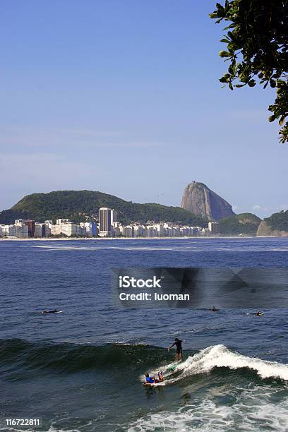 Surfen In Copacabana Stockfoto und mehr Bilder von Aktivitäten und Sport - Aktivitäten und Sport, Außenaufnahme von Gebäuden, Bauwerk