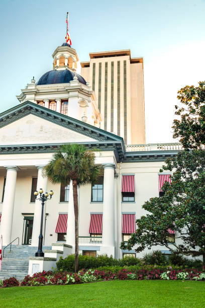 タラハシーのフロリダ州都の建物 - 歴史的な古いものと高層ビルの新しい建物 - century florida ストックフォトと画像