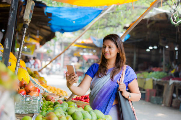 mujer comprando frutas en street market foto de stock - india indian culture women market fotografías e imágenes de stock