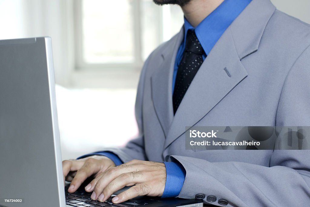 Kierownik pracujący z laptopa - Zbiór zdjęć royalty-free (Białe kołnierzyki)