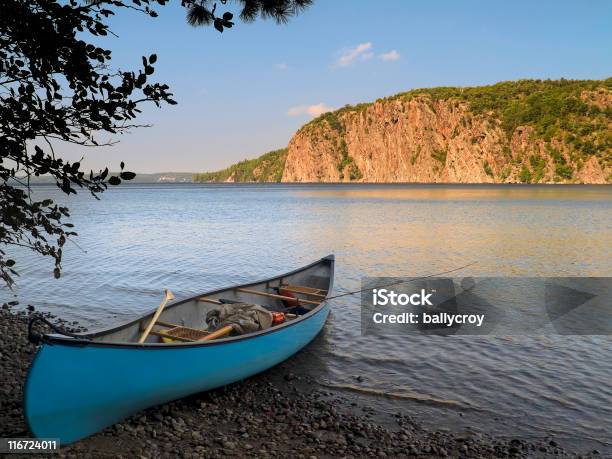 Canoa Foto de stock y más banco de imágenes de Camping - Camping, Ontario - Canadá, Paisaje escénico