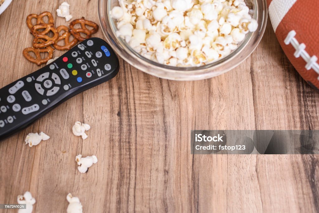 Guardare la partita di calcio con snack, bevande. - Foto stock royalty-free di Telecomando