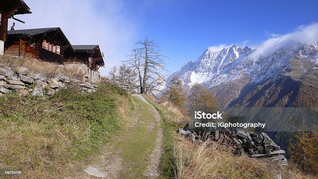 Mountain caminho sinuoso até chalés Village Suíça - Foto de stock de Aldeia royalty-free